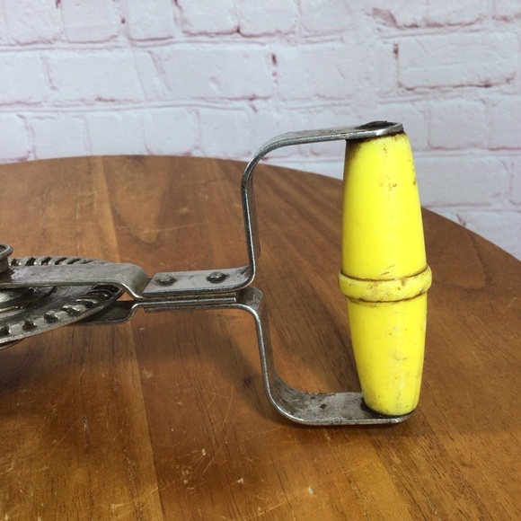 Vintage Blue Whirl Stainless Steel Yellow Handle Manual Hand Mixer Egg Beater - Picture 4 of 10